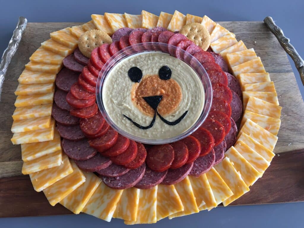 Simple Lion designed cheese and cracker platter